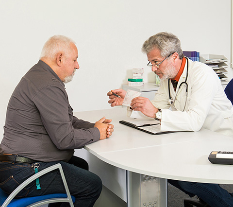 Paciente reunido con médico especialista en obesidad en Santiago